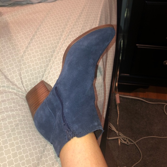 Blue suede heeled booties - Picture 2 of 2